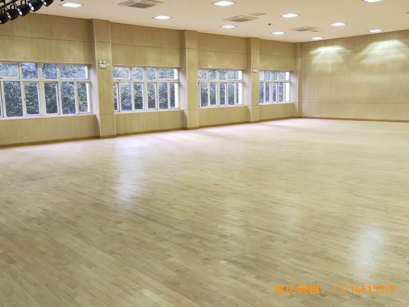 上海丰庄西路绿地小学舞台运动木地板安装案例5