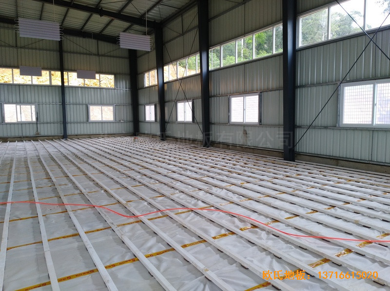 巴布亚新几内亚羽毛球馆体育木地板施工案例0