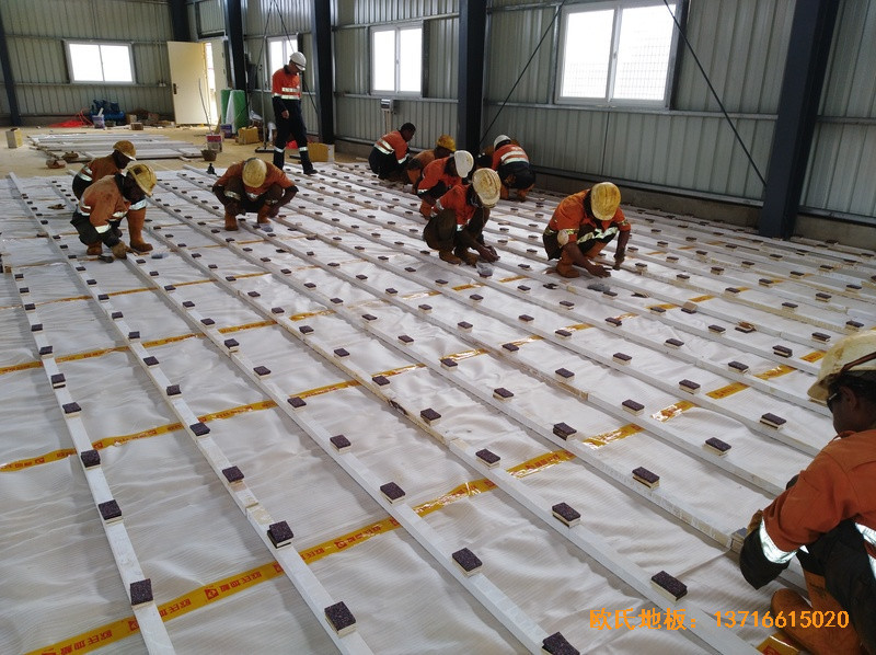 巴布亚新几内亚羽毛球馆体育木地板施工案例1