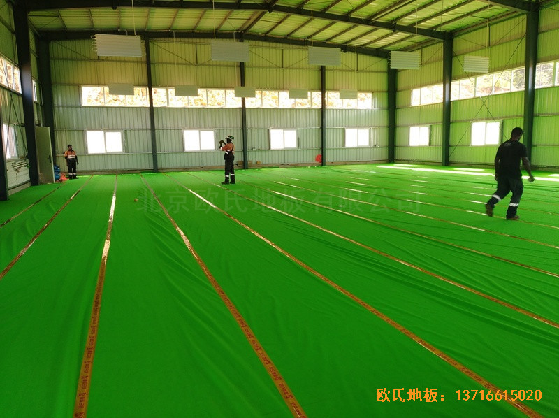 巴布亚新几内亚羽毛球馆体育木地板施工案例2