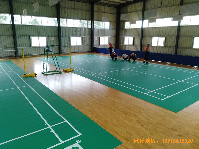巴布亚新几内亚羽毛球馆体育木地板施工案例4