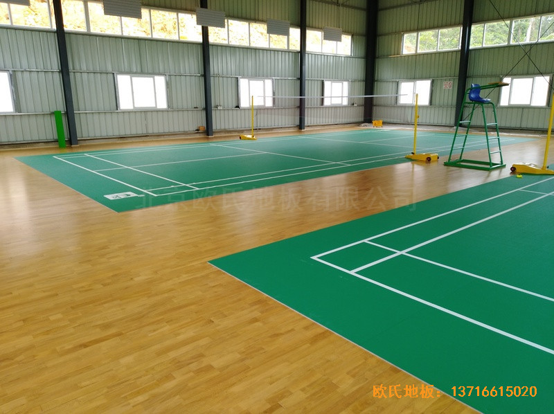 巴布亚新几内亚羽毛球馆体育木地板施工案例5