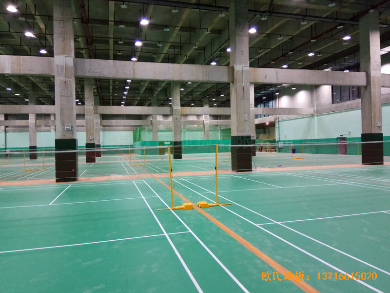 重庆市九龙坡区友动力羽毛球俱乐部运动木地板施工案例5